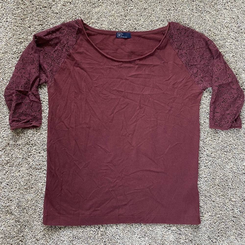 Gap 1/2 sleeve lace top in maroon size m
